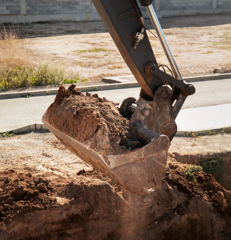 Pelleteuse en action déplaçant de la terre sur un chantier de terrassement à ciel ouvert