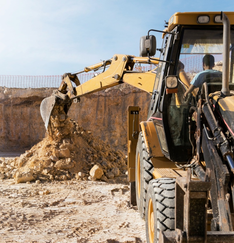 Pelle mécanique effectuant le creusement d’une tranchée pour la préparation du terrain à Gimont