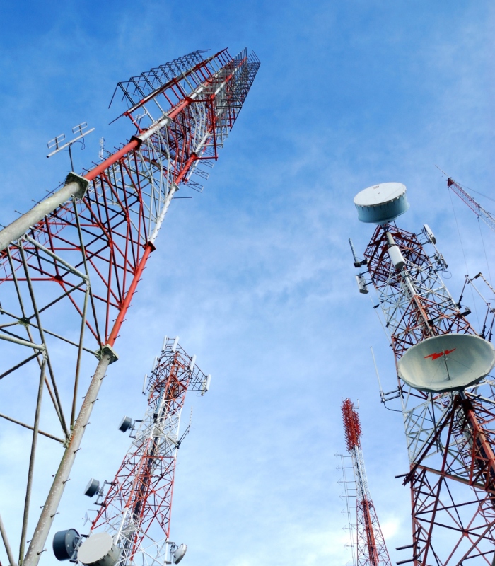 Ensemble de pylônes et d’antennes télécom assurant la transmission du signal dans le Gers